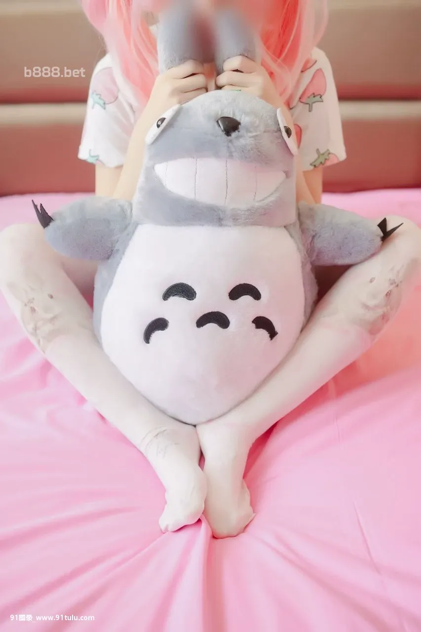 少女映画 之龙猫与少女   Cute loli girl playing with her doll [44P][写真 合体 方法]